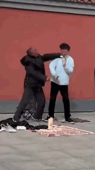 这大爷太冲动了！面对这么豪横的老人，小伙子似乎吓傻了！他站在那一动未动，他为啥认