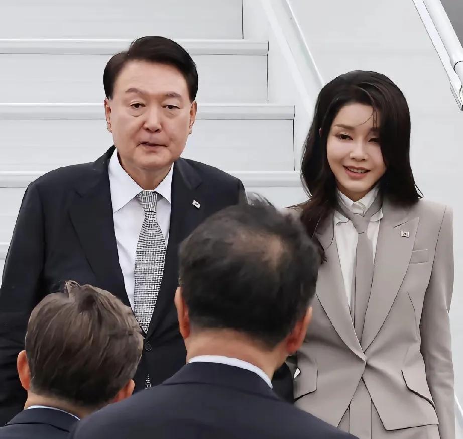 尹锡悦这下是真要牢底坐穿了，一个谎言背后就要用无数谎言来填！好好的总统不当，非得