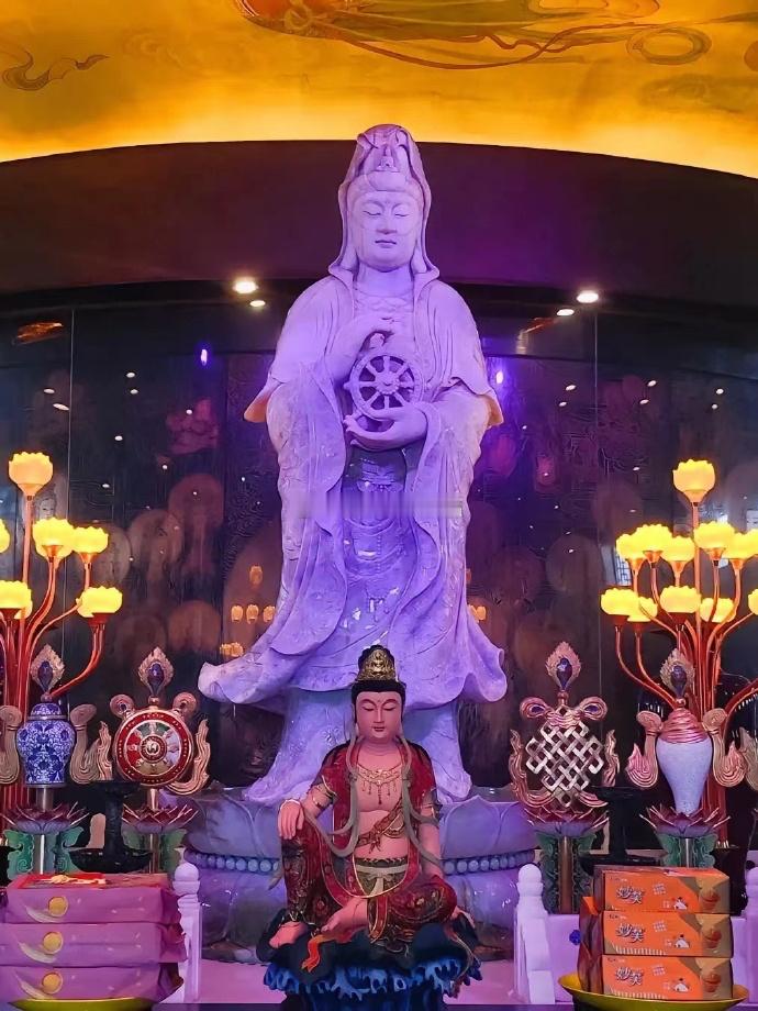 睡前顶礼三拜，昼夜吉祥福气增，运势增旺身心安宁，明日大暑，新的节气定有吉祥临 。