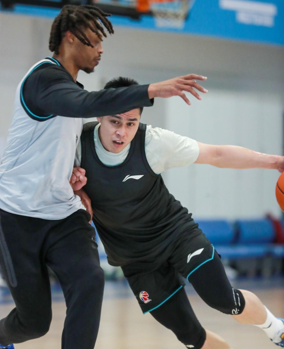 北京男篮长期受阵容不整困扰，如今迎来关键转折点，全员归位能否成为季后赛竞争力的决