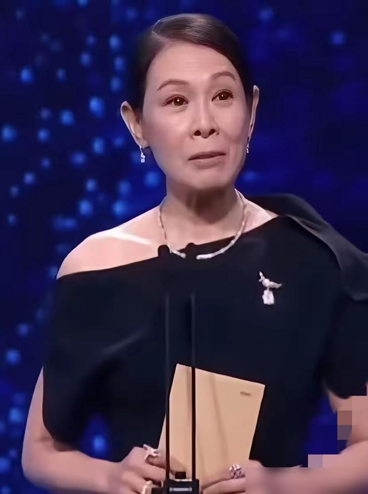 55岁刘若英终于说了实话，44岁怀孕的代价，远比你看到的残忍。
 
你以为女明星