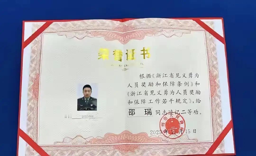 陆军某部上尉参谋邵瑞，在海拔5000米的阿里地区戍边。

25年9月，回家探亲时