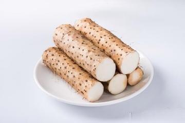今天去楼下超市，买其他菜，看见山药，也买了三根，一捆。要不也想买，正好看见了。为