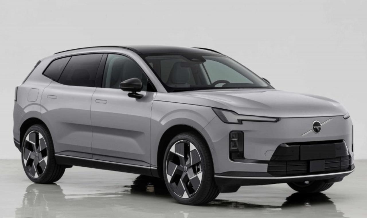 【全新沃尔沃XC70实车亮相】
近日，全新沃尔沃XC70亮相工信部申报目录，新车