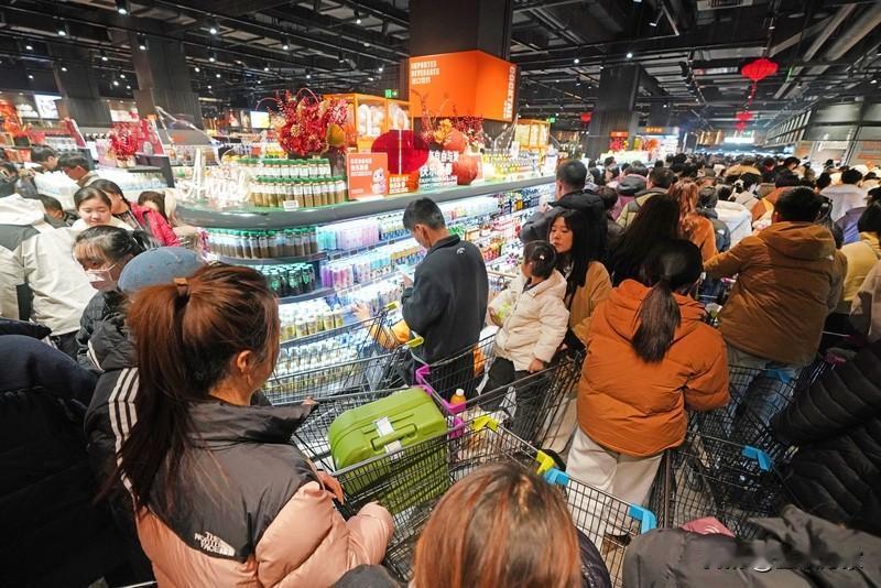 胖东来账上躺着41亿现金，2025年销售额超184亿，却要对企业级参访收2万元/