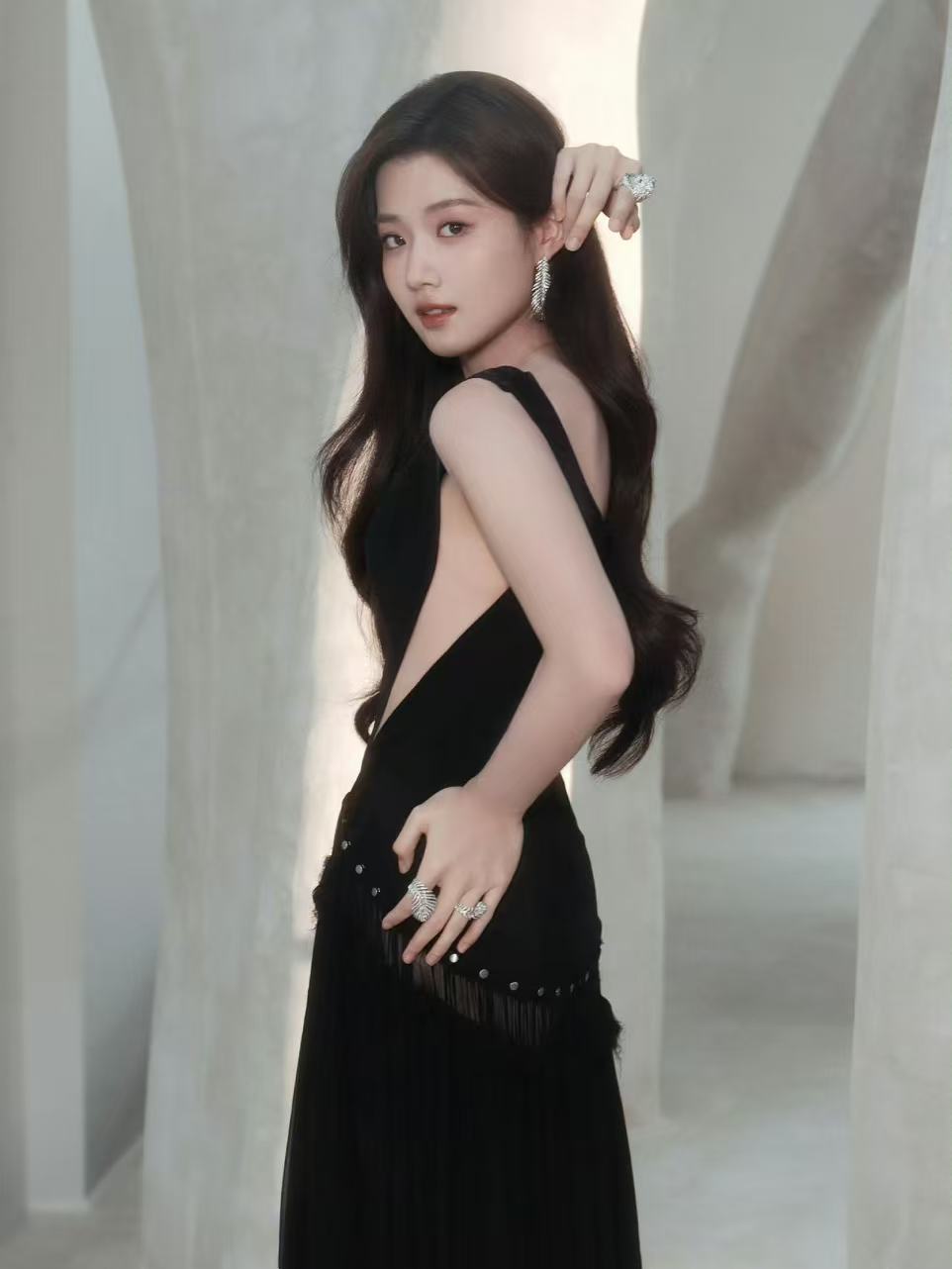 卢昱晓宝诗龙活动，v领长裙，