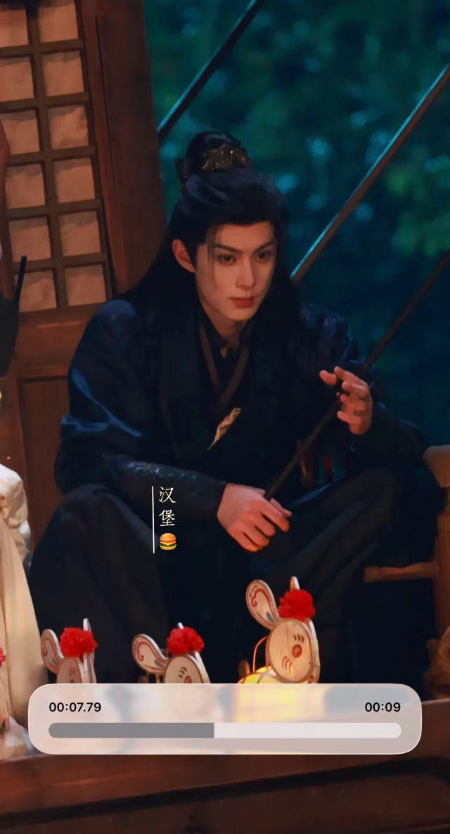 好漂亮，，模糊的夜色里五官浓艳得过分美丽了 
