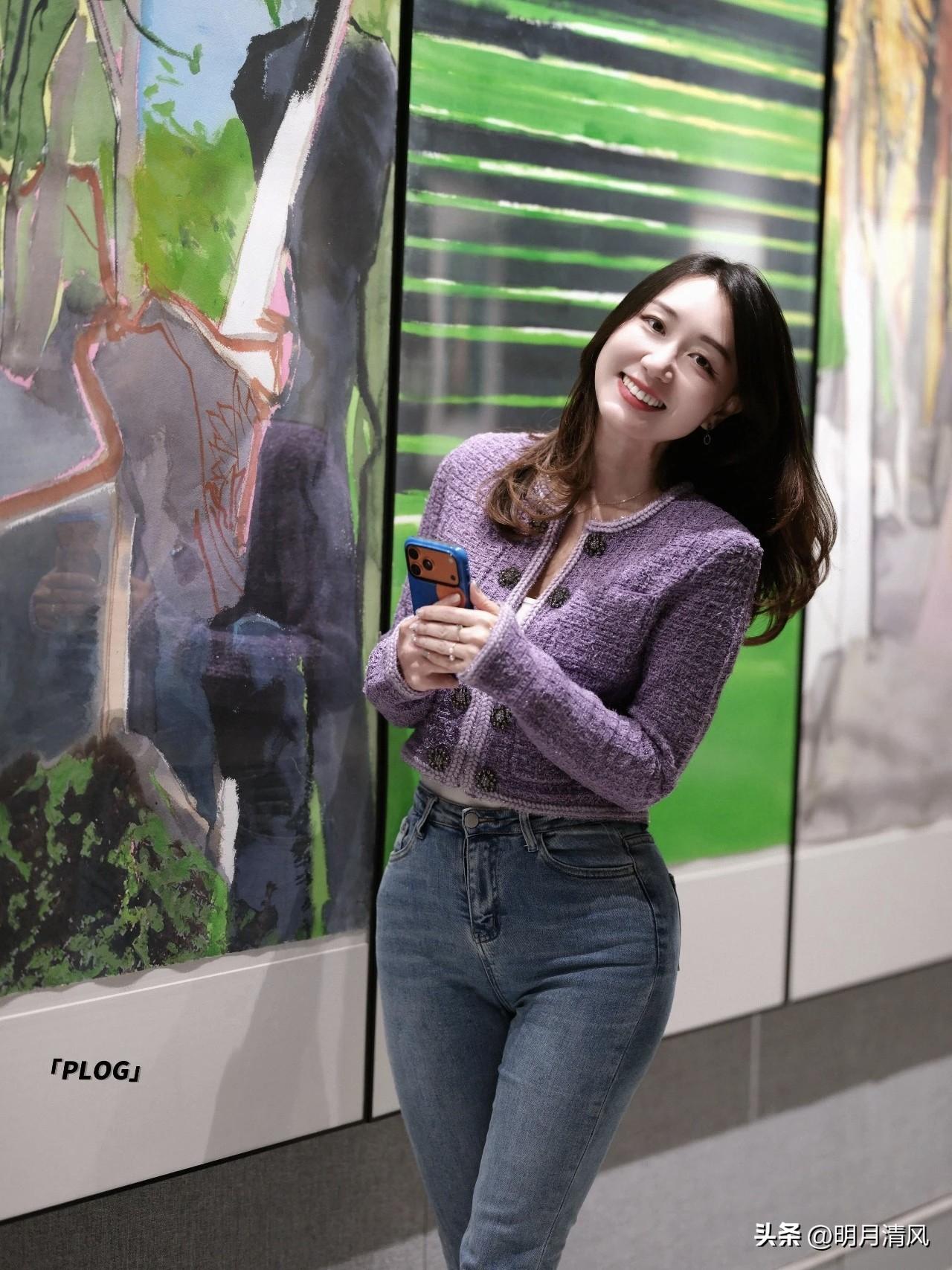 昨天去看了一个新展，人挺多的，但还是在角落拍到了喜欢的照片。分享一个很简单的动作