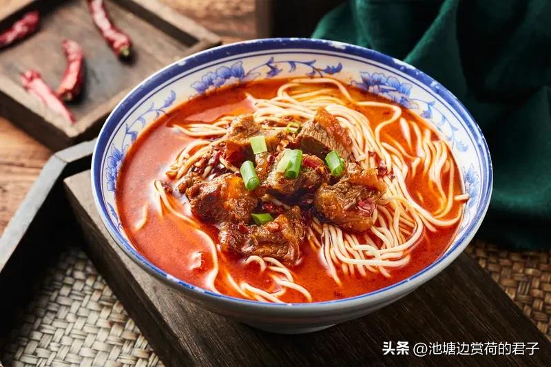 今天中午吃的美食超棒！主食选了白米饭，碳水带来的满足感太实在了。主菜是番茄炒鸡蛋