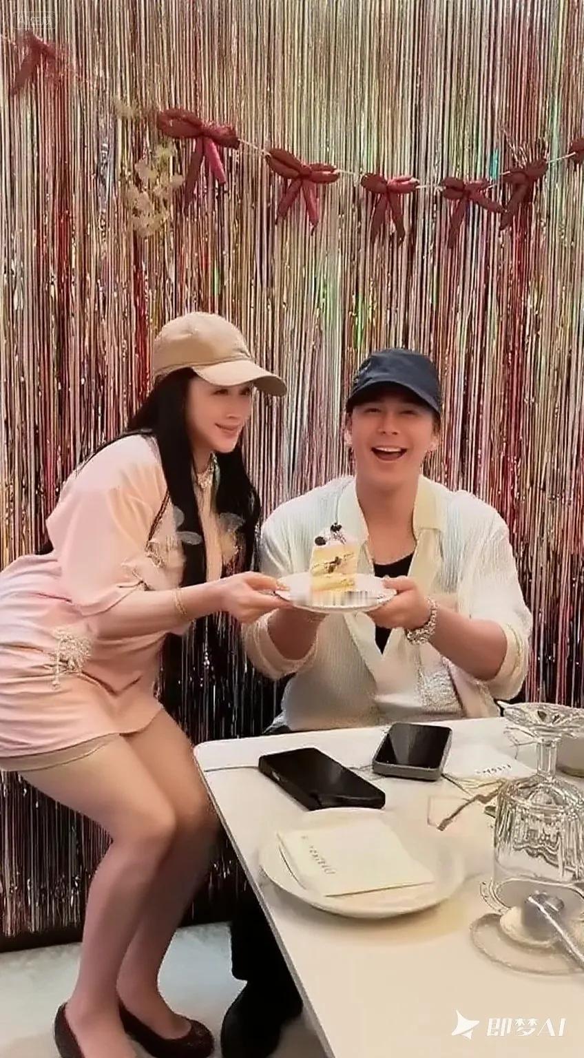 43岁的张伦硕，大概是不会走离婚这一步的
 
要说原因，其实一点不复杂
 
倒不