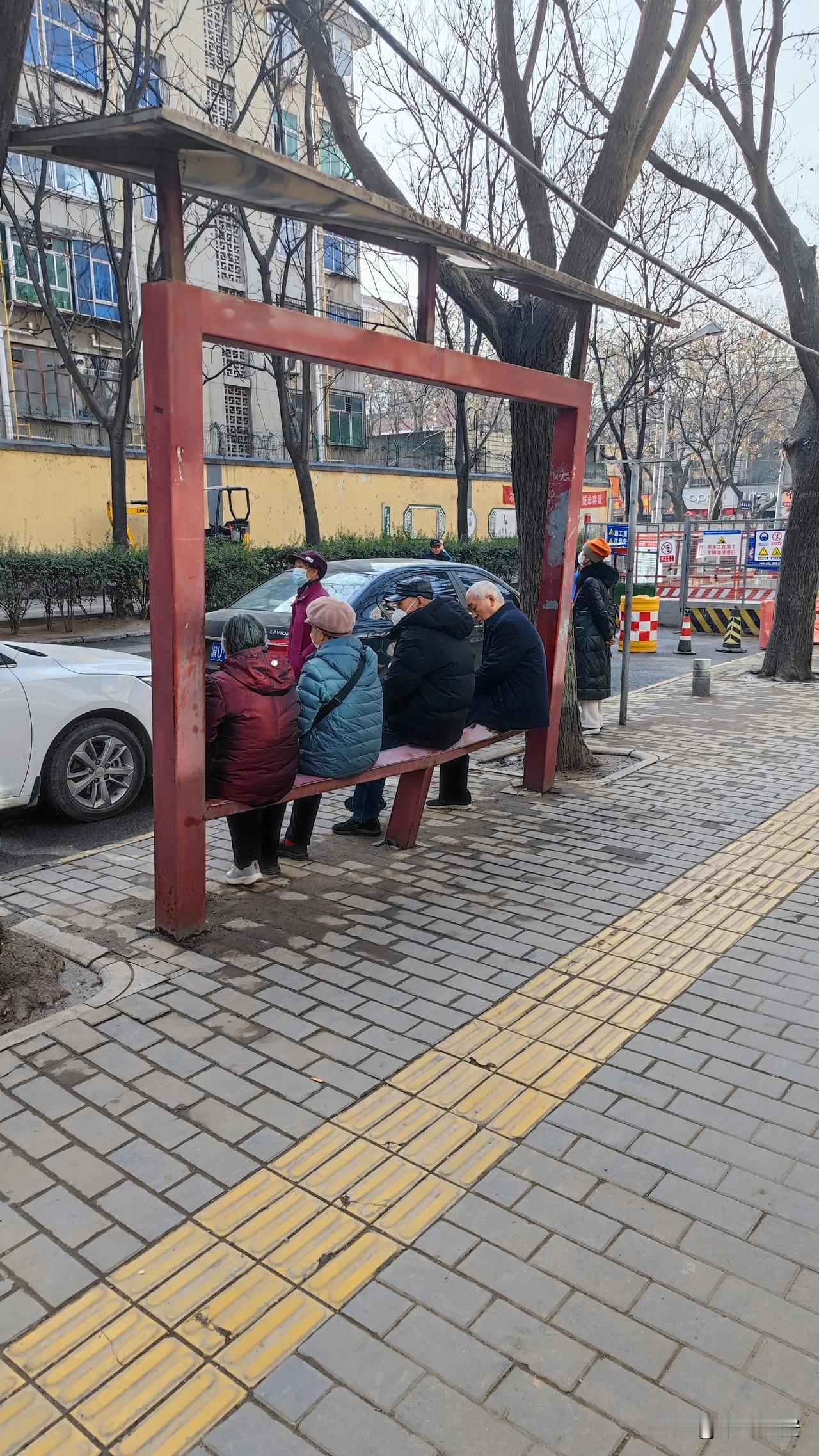 西安公交车的主力客流老年人群体！

在灞桥区陕西航天医院门口，等416路公交的老