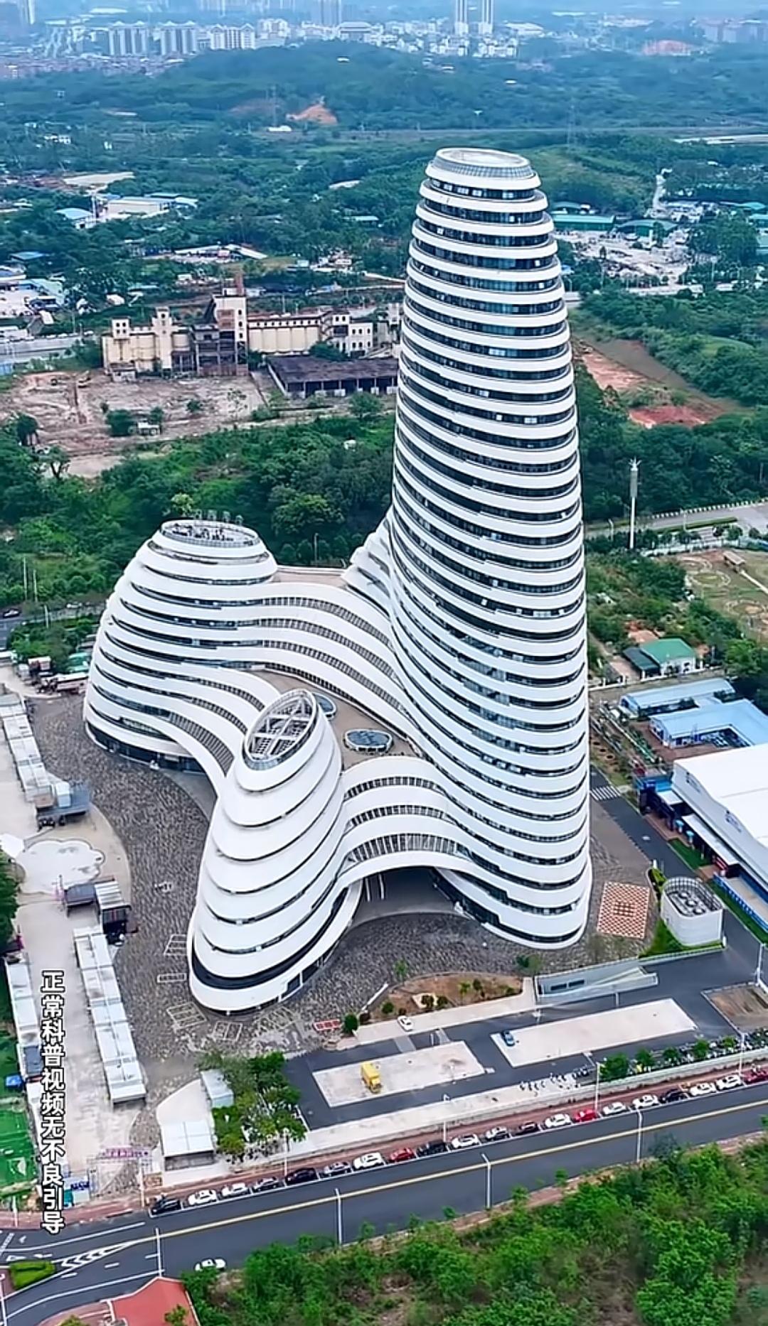最近南方一座寺庙出了点事儿，引起了网民热议。就是一个香客把佛祖像前的香案上的钱顺