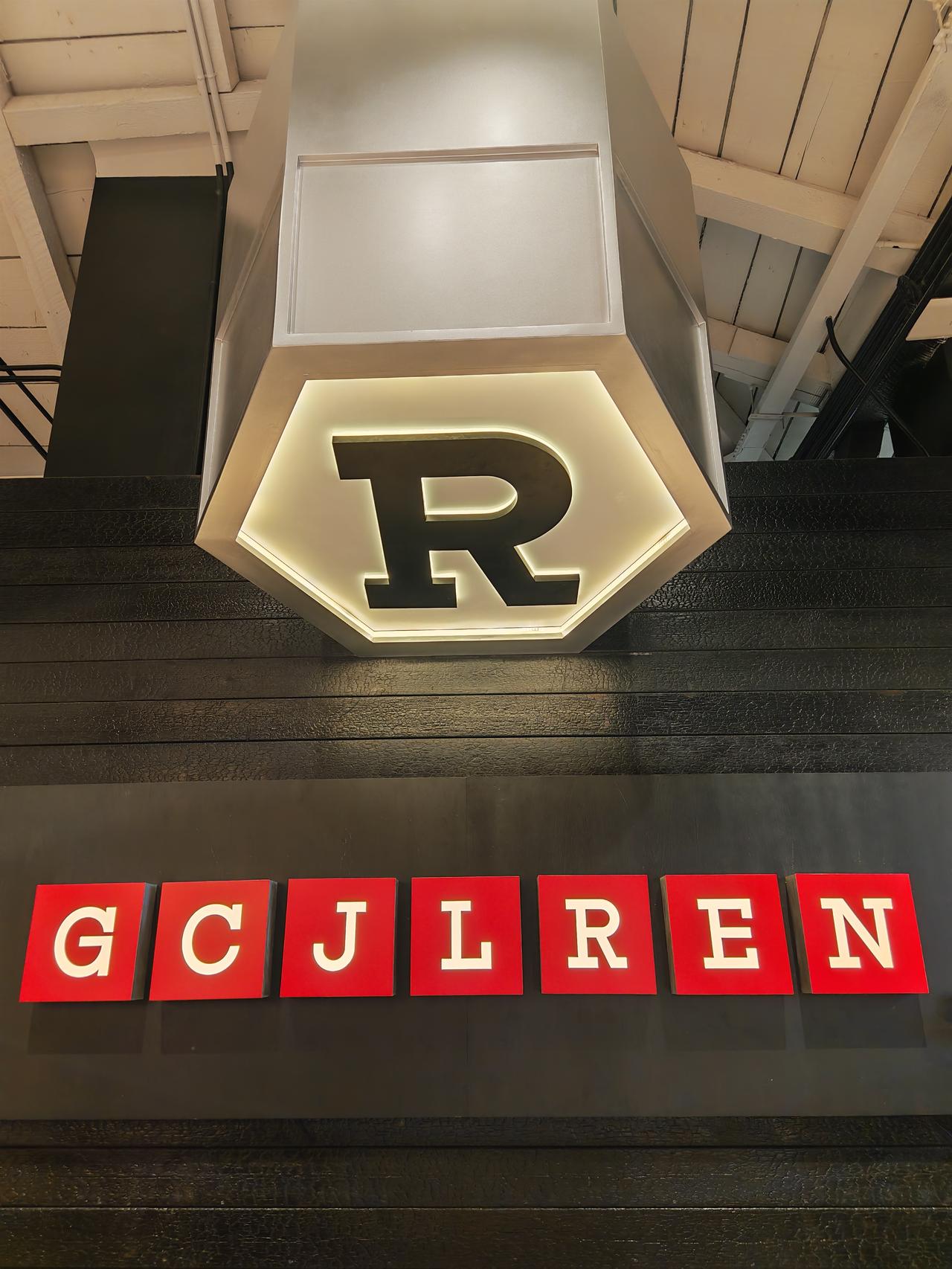 任嘉伦个人艺术中心
4楼GCJL REN品牌旗舰店
每一个角落都充满设计感，
很