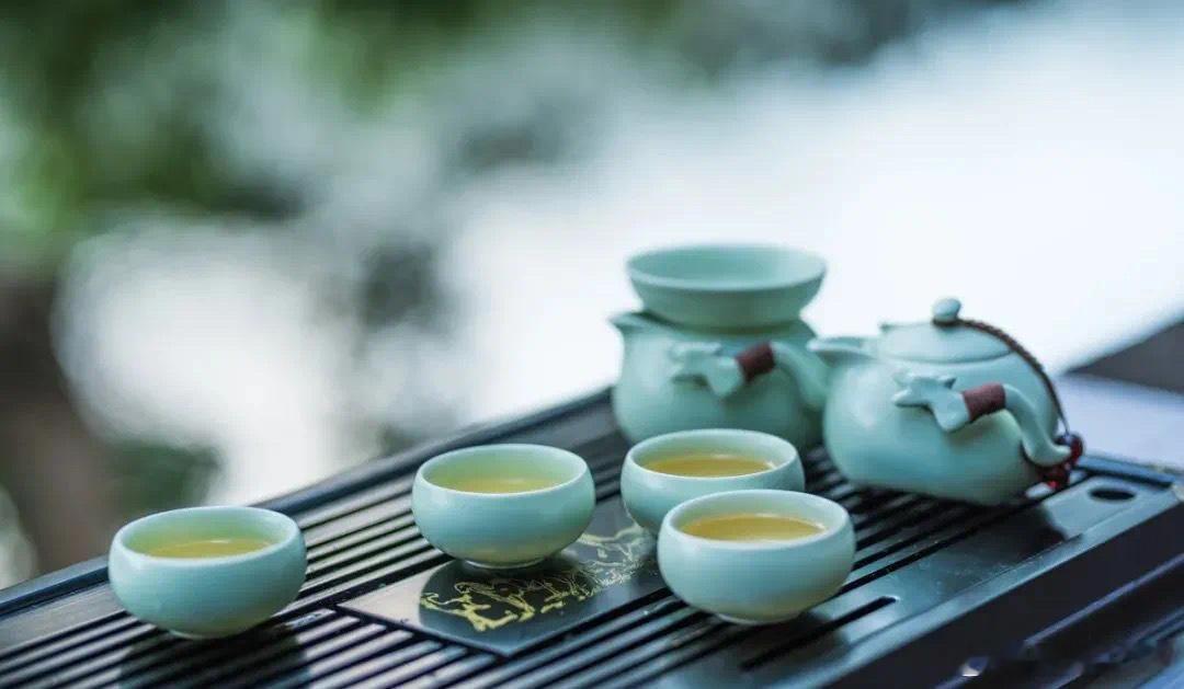 觉醒三重门·默斋主人原创修身思辨散文人之一生，最深的迷惘，莫过于困于混沌，在岁月