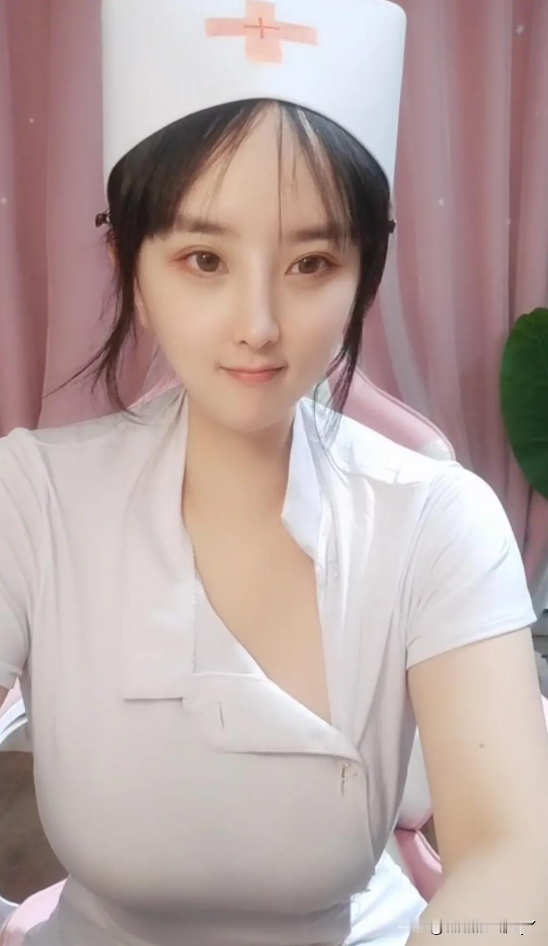 一位男子走进药店，女店员热情地问道：“您好，您需要点什么？”
男子挠挠头，说道：
