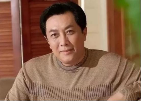 1990年除夕夜，唐国强的妻子洗完澡化完妆，用一根绳子结束了自己的生命，她留下遗