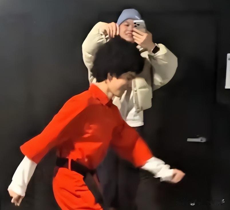 看到婵宝15号发的后台视频，配文“有幸拎到托马斯・王的爆炸头了”！

打死没想到