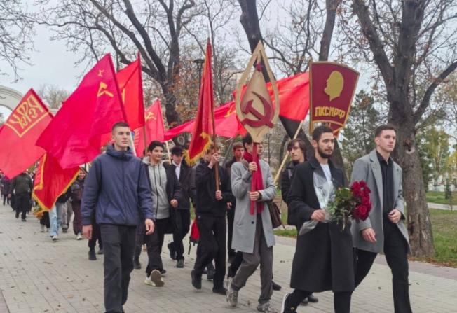 2025年11月7日，马里乌波尔共产党人举行聚会活动。

在2022年之前乌克兰