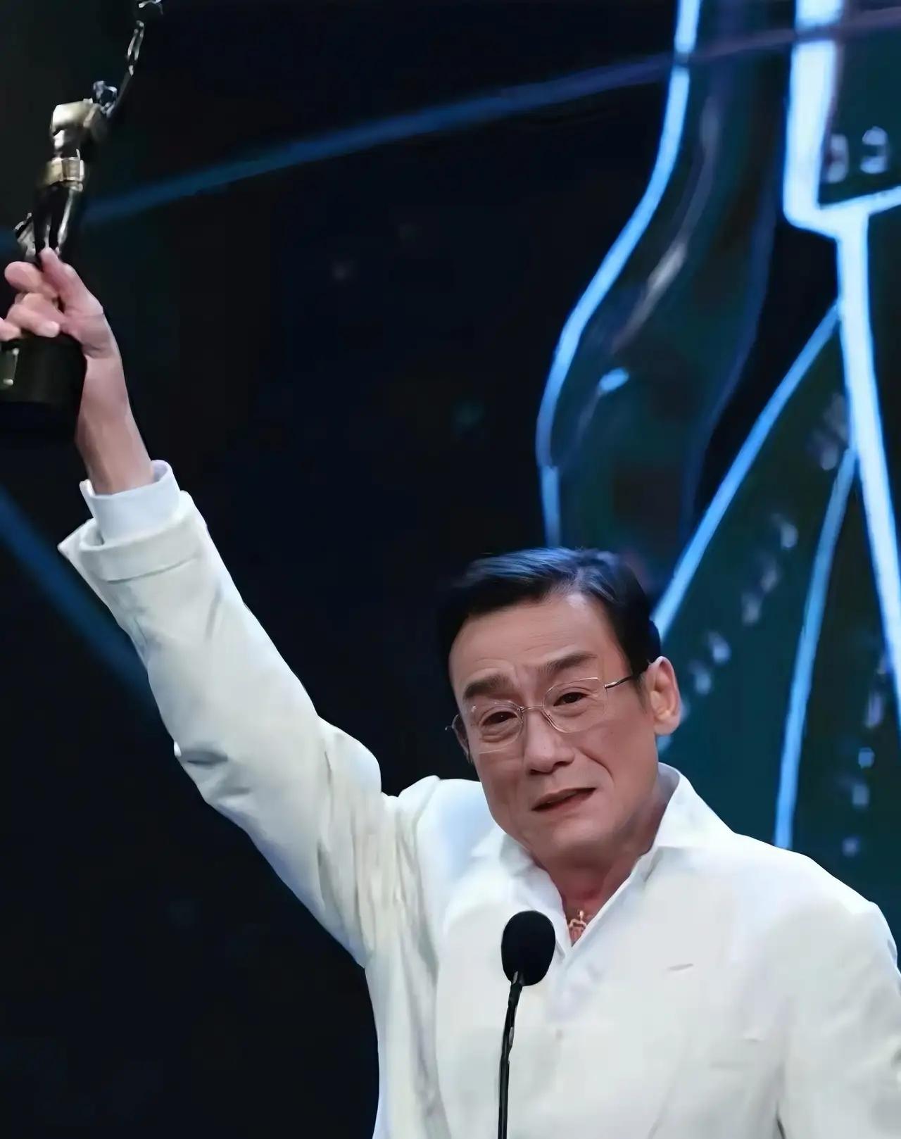 大家都在说梁家辉五封金像封神，是千面影帝、纪录之王。
可真正最狠的，从来不是他拿