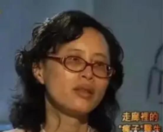 这个"疯子"医生坐在走廊800天，身穿白大褂却从不接诊，一坐就是800多天，同事