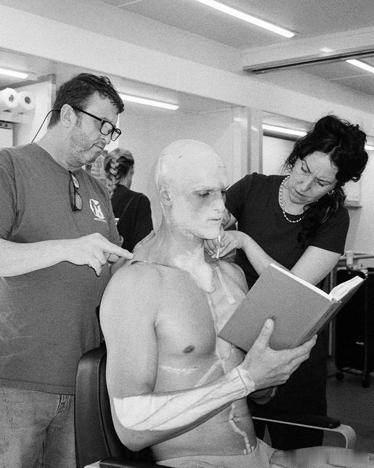 一组雅各布·艾洛蒂在《弗兰肯斯坦》的片场照 