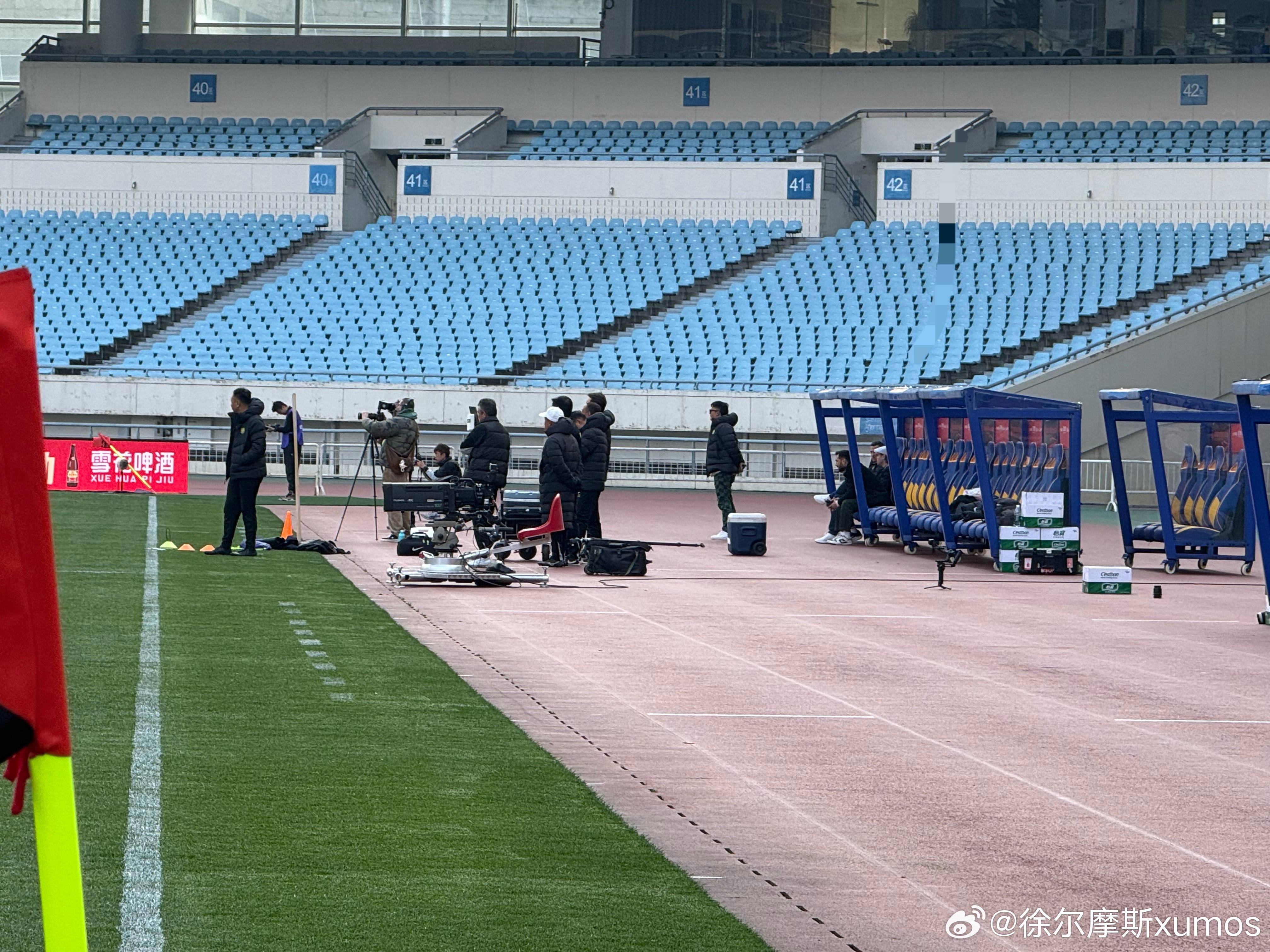 北京国安超级杯赛前训练，俱乐部体育总经理马永明也来到了场地内坐在替补席观看训练。