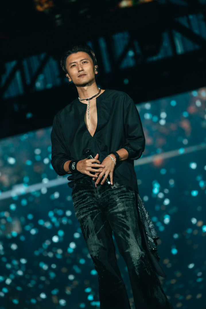 谢霆锋你也很爱毛孩子吧 看到七只狗狗跨越17公里回家的故事，谢霆锋当场决定拍卖自