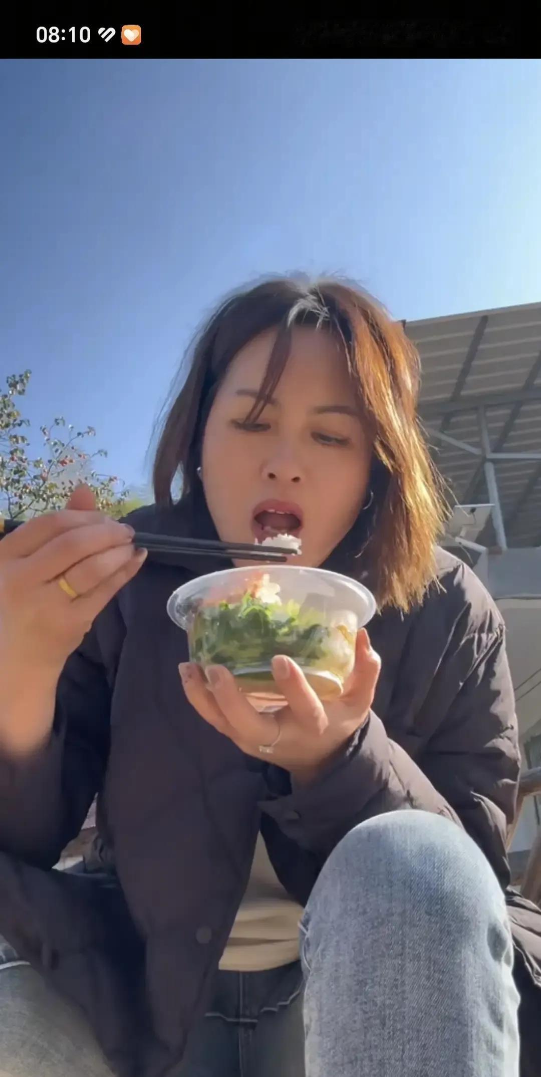 华华姐姐拎着行李踏进老欧的院子，老欧女儿小跑着递上刚摘的柿子，她顺手揉了揉孩子脑