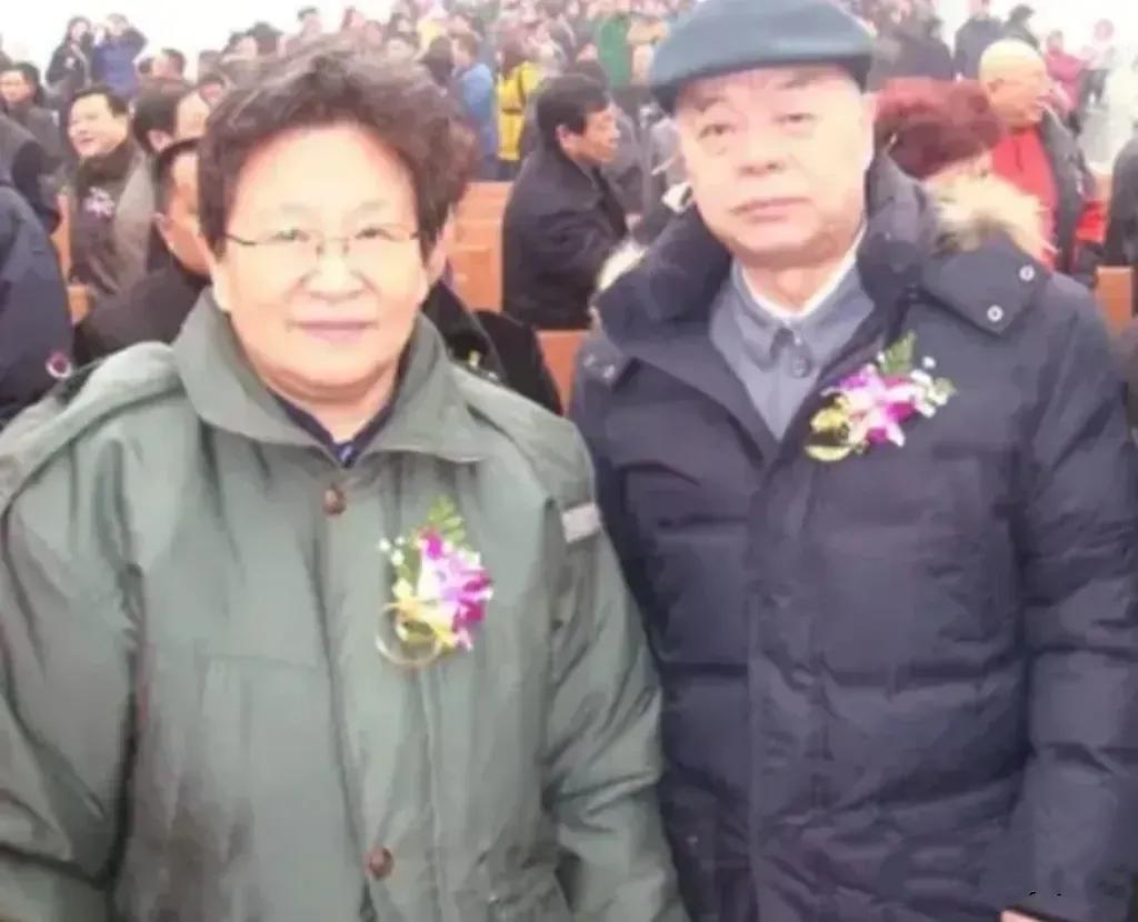 1984年，李讷在王景清的陪同下，以游客的身份参观毛主席故居。

李讷早就想回老