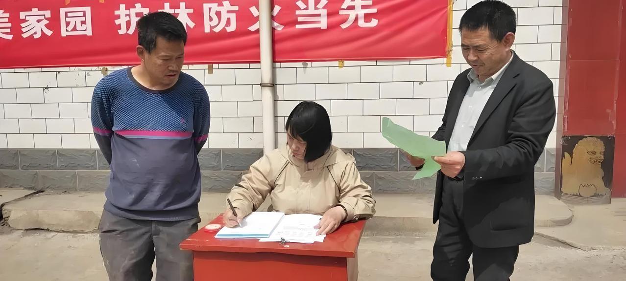 现在的村干部可真难做，就是一个夹在中间的受气包！

我弟弟今天打电话给我讲，家里