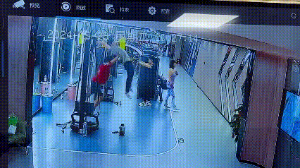 不是吧
像这种龙门架
不应该是要固定的吗
这下好了
赔钱吧[捂脸]