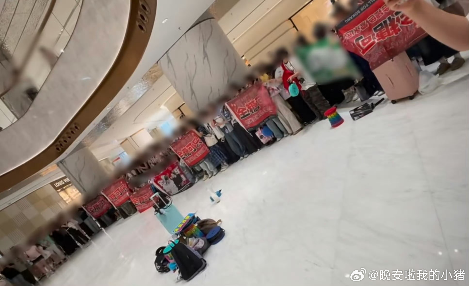 今日张康乐线下活动，唯粉和cpf全糖可乐互相竖中指 