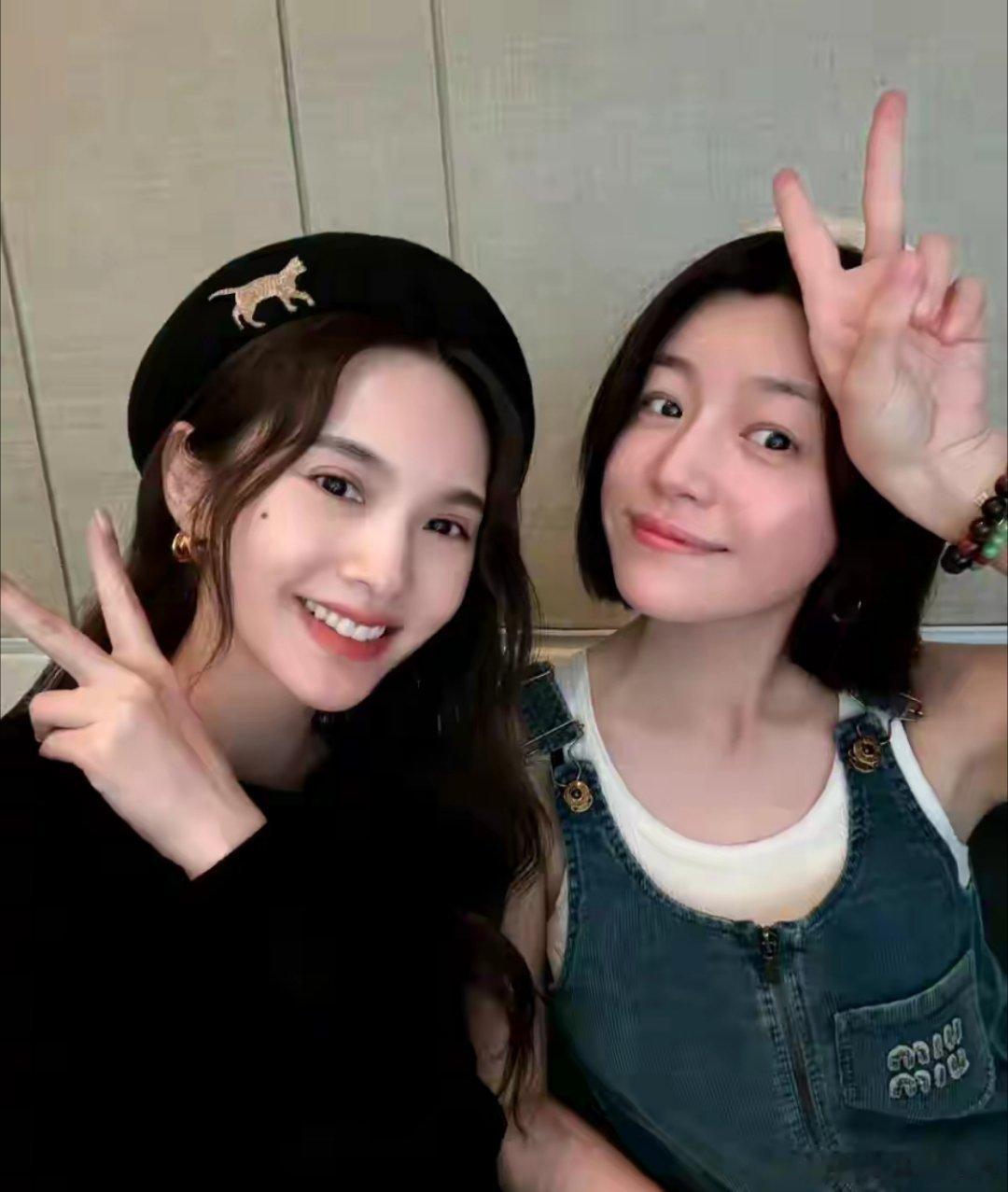 陈妍希晒照为杨丞琳庆祝41岁生日，杨姐状态真好还是满满的少女感 ​​​