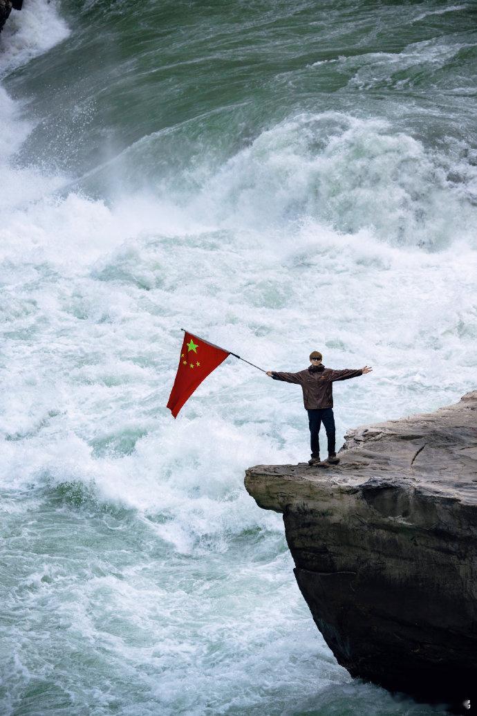 李现在虎跳峡举国旗 隔着屏幕都有种跨越山海的感觉，跟着李现看祖国的大好河山 [送