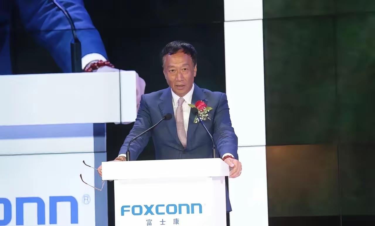 郭台铭当年那句"苹果要是搬走，国内一堆果链厂全得关门"，现在回头看，算是近年制造