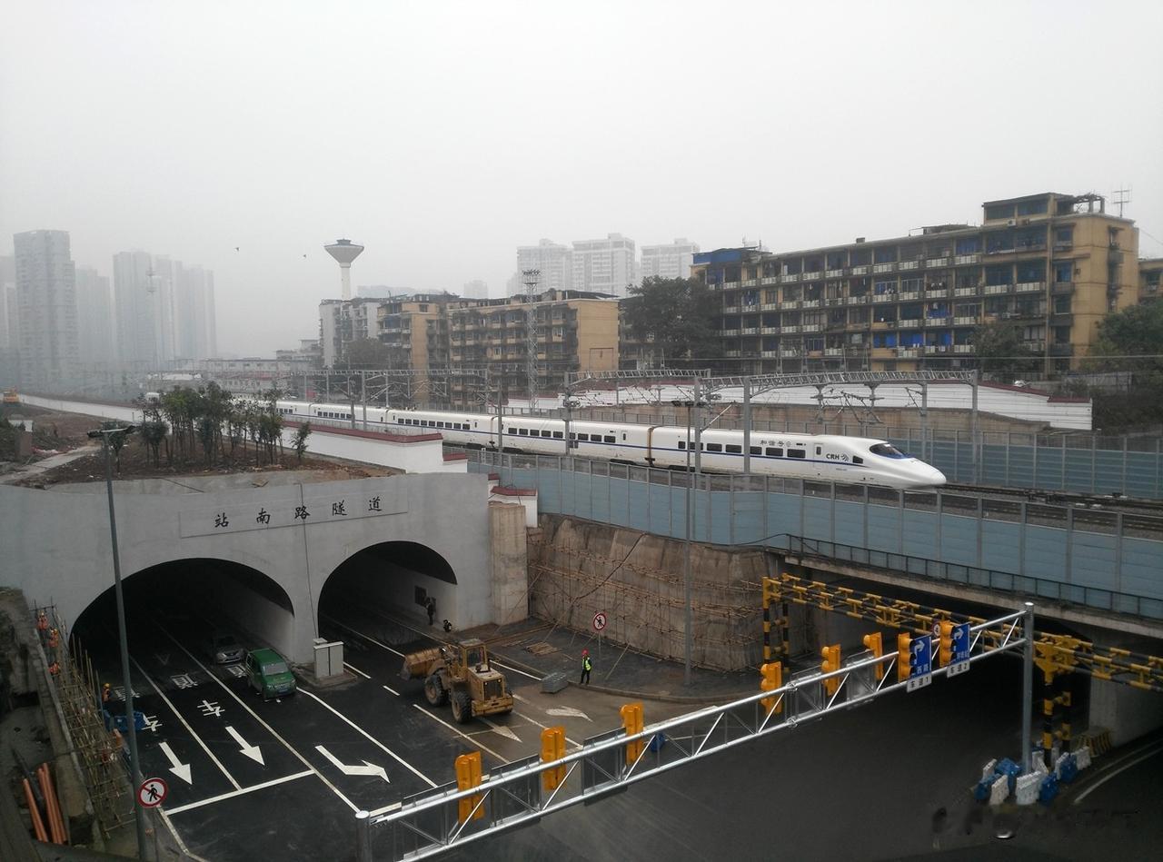 2018年1月，成渝高铁沙坪坝站开通运营前几天在沙坪公园拍的图片，一列不载客试跑
