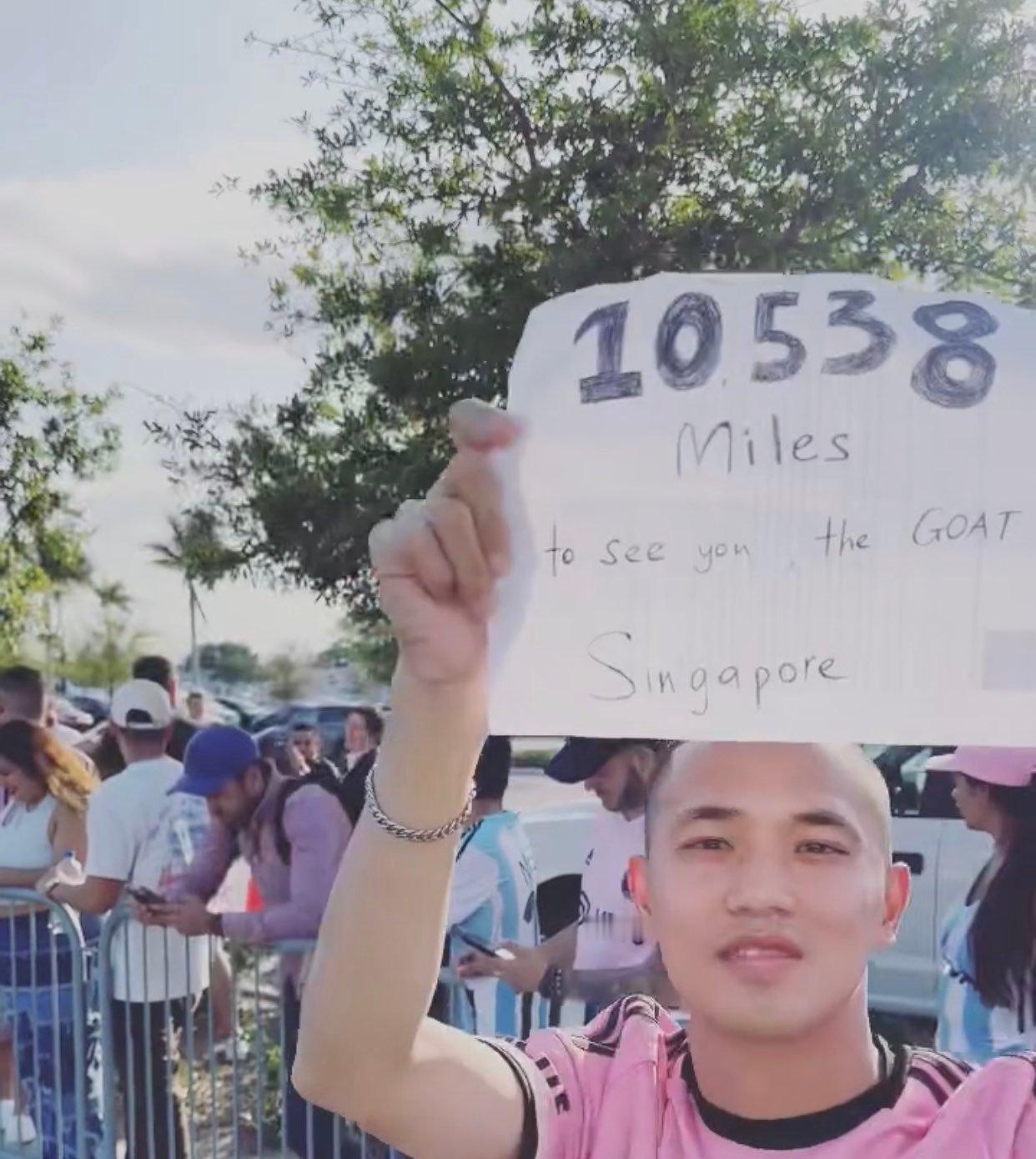 一位粉丝：“历经10538 英里来看Goat” ❤️#梅西[超话]##迈阿密国际