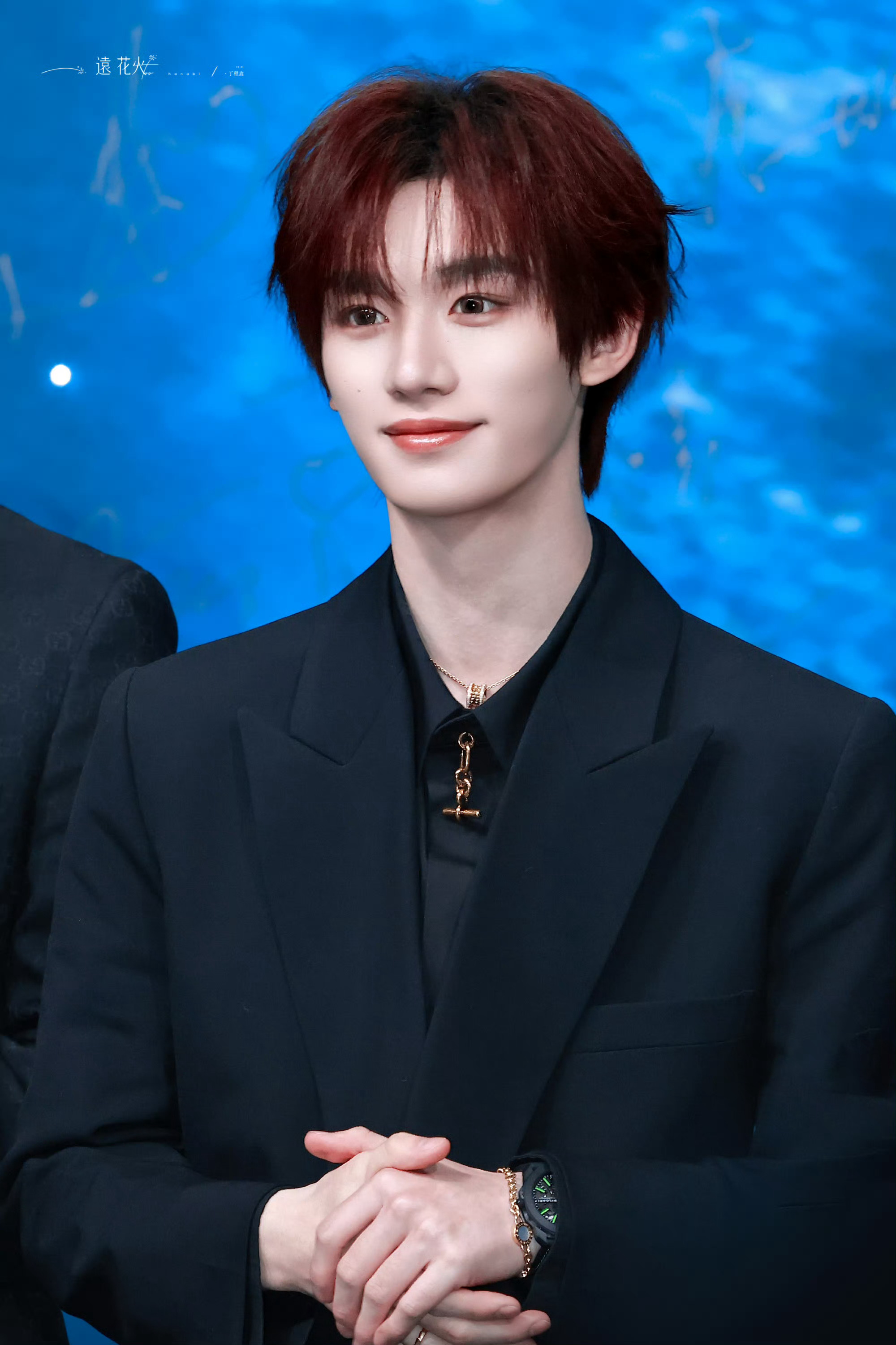 丁程鑫现身微博之夜红毯，身着Balmain 2026早春系列服饰，搭配宝格丽珠宝