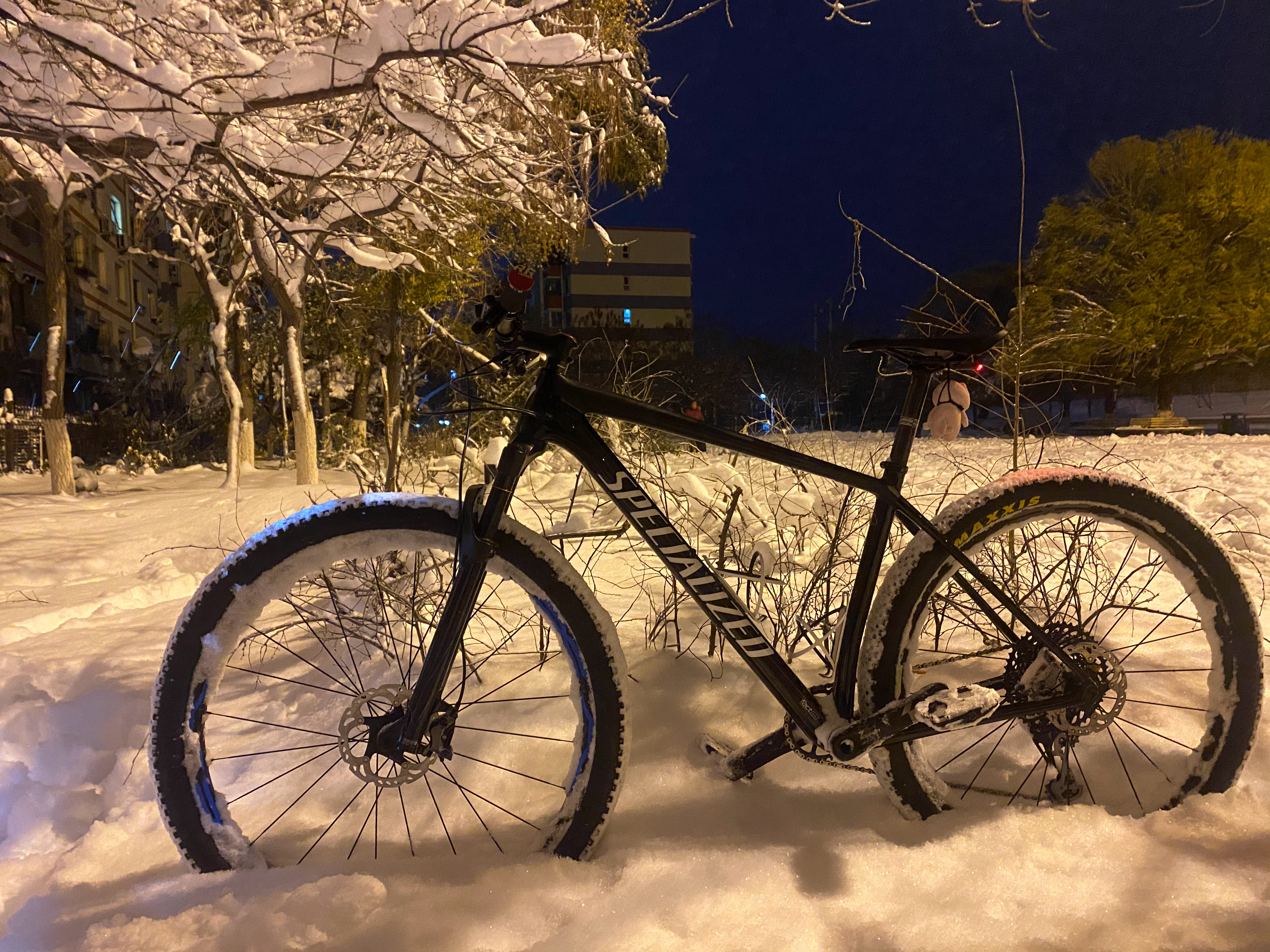 在雪里碰头 约上小伙伴去雪地骑行[嘻嘻] 