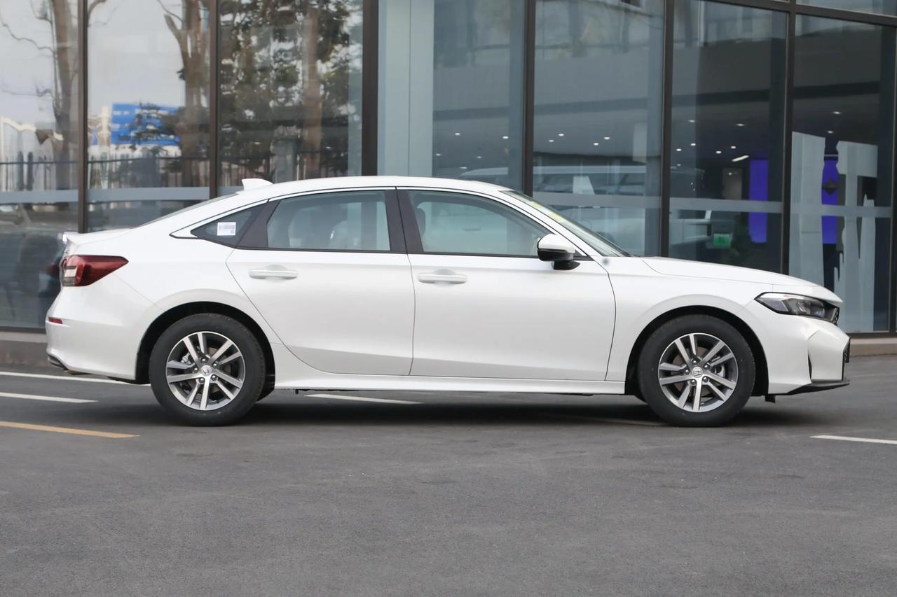 思域这车吧，在合资品牌家轿里算是老面孔了。外观看起来非常运动，溜背造型看着挺帅气