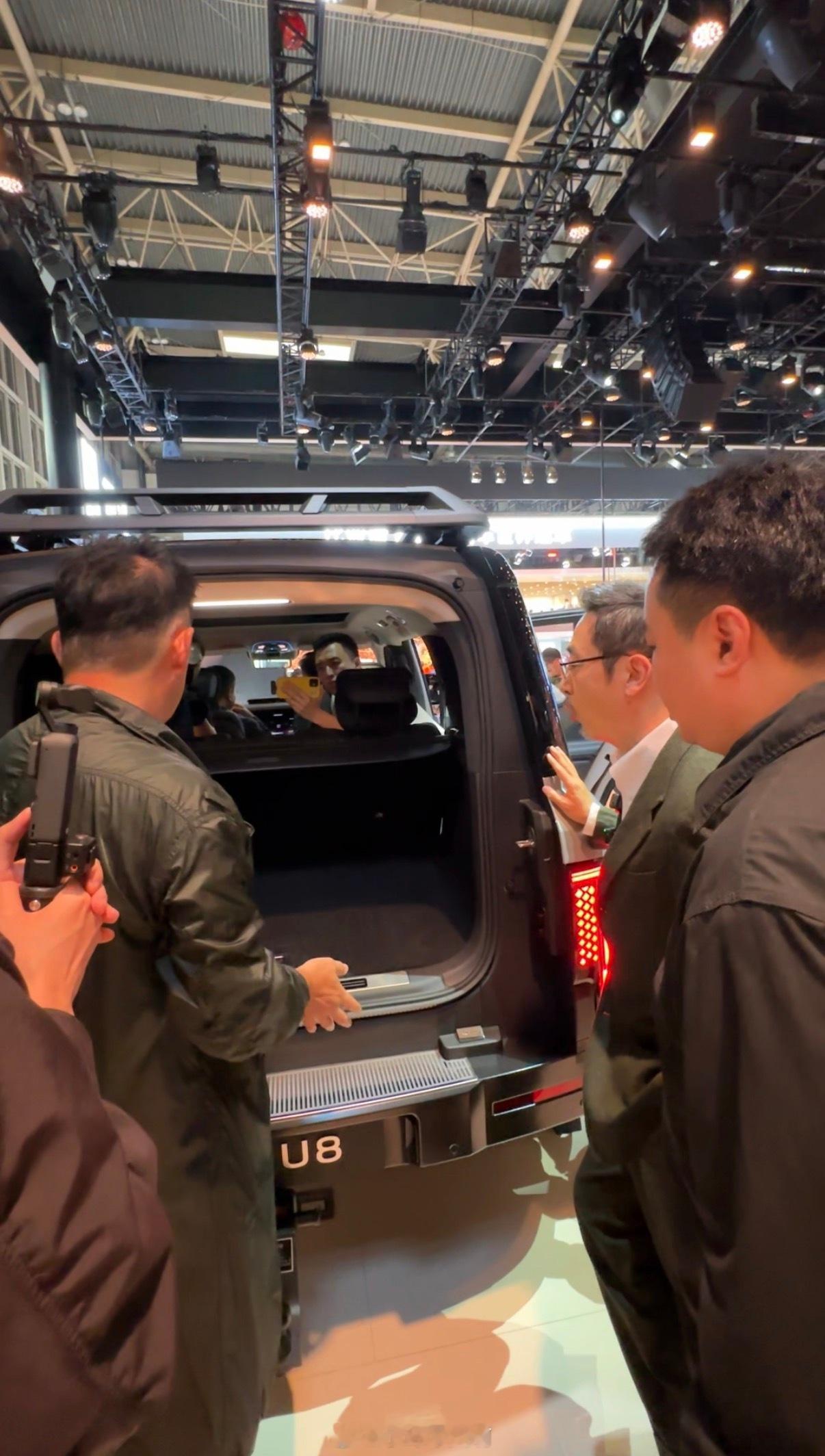 2026年北京车展上，国产高端汽车品牌仰望，迎来了演员王志飞和宁理，两人专门来到