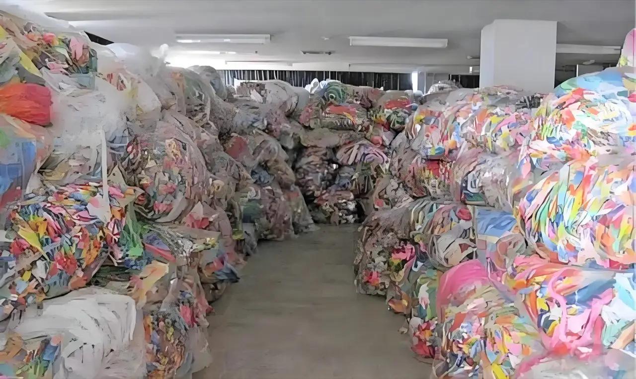 给地震灾区送千纸鹤是小日子的光荣传统，不知道这是哪里来的灵感，连它们自己本国人都