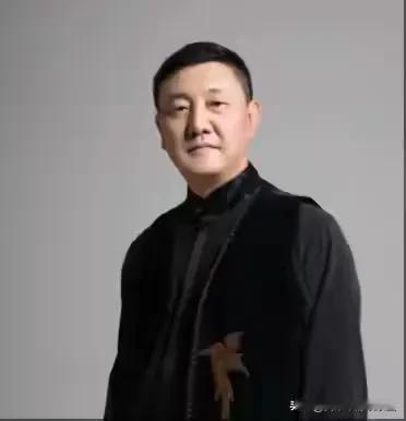 歌手韩磊恐难洗白

网传著名歌手韩磊婚内出轨，劈腿了一位三十六岁的女士。该女士患