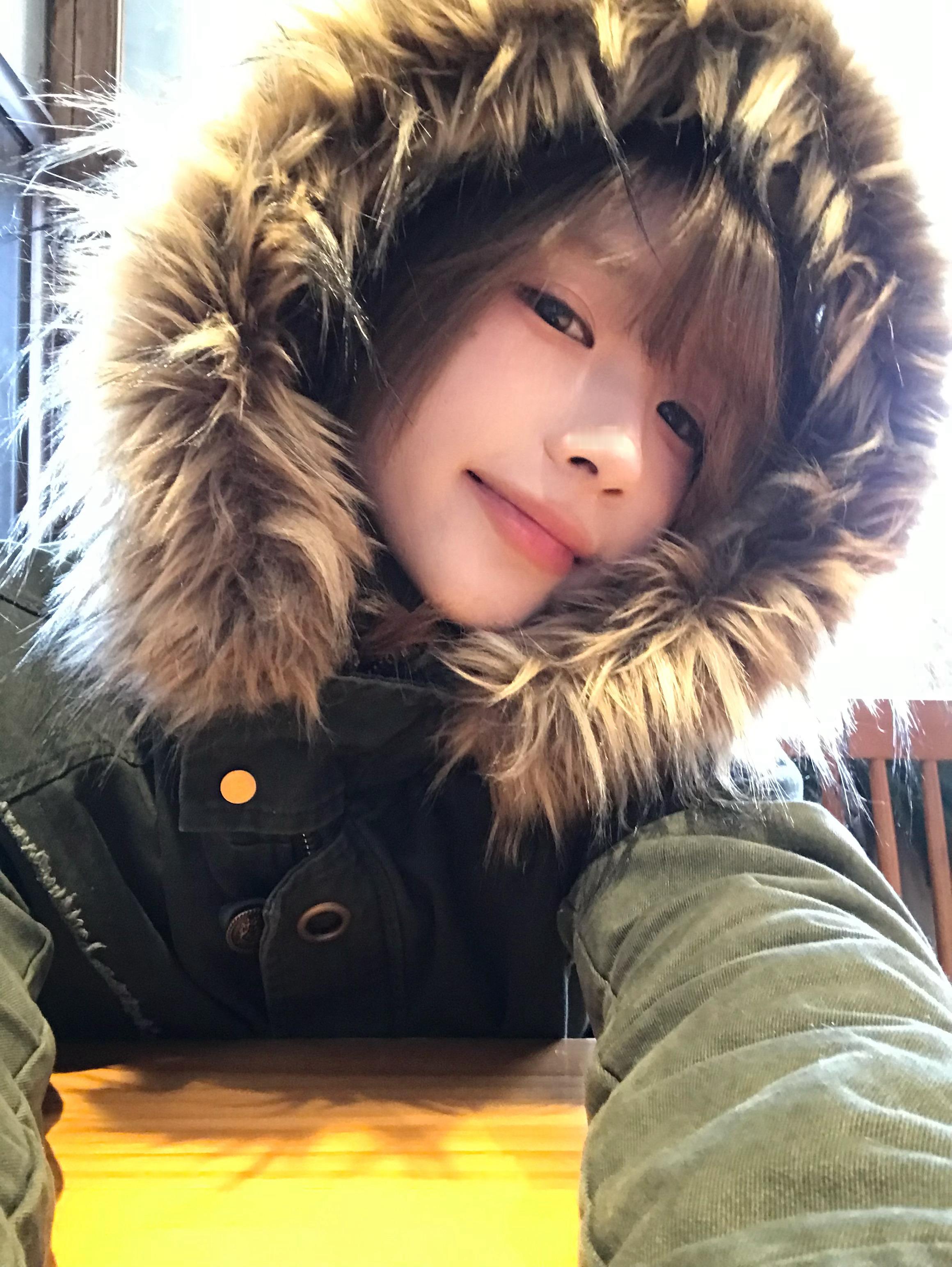 和柚子的一天贴心准备了小礼物：唇膏 手机壳 手写信来到了一家有窗户的咖啡店，那天