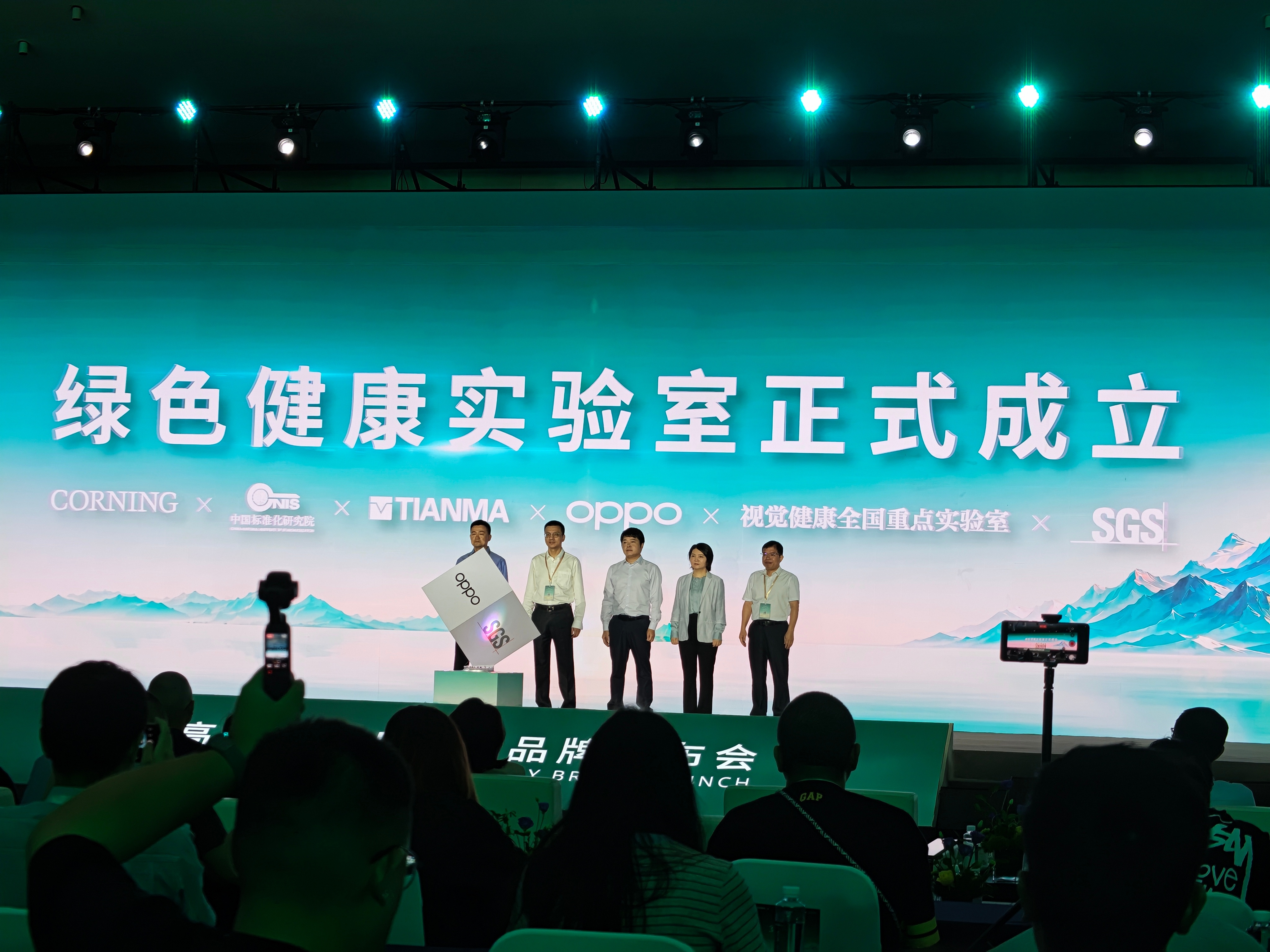 天马天工屏 护眼方面也是做足功夫，也有了新的绿色健康实验室。OPPO会先用上天马