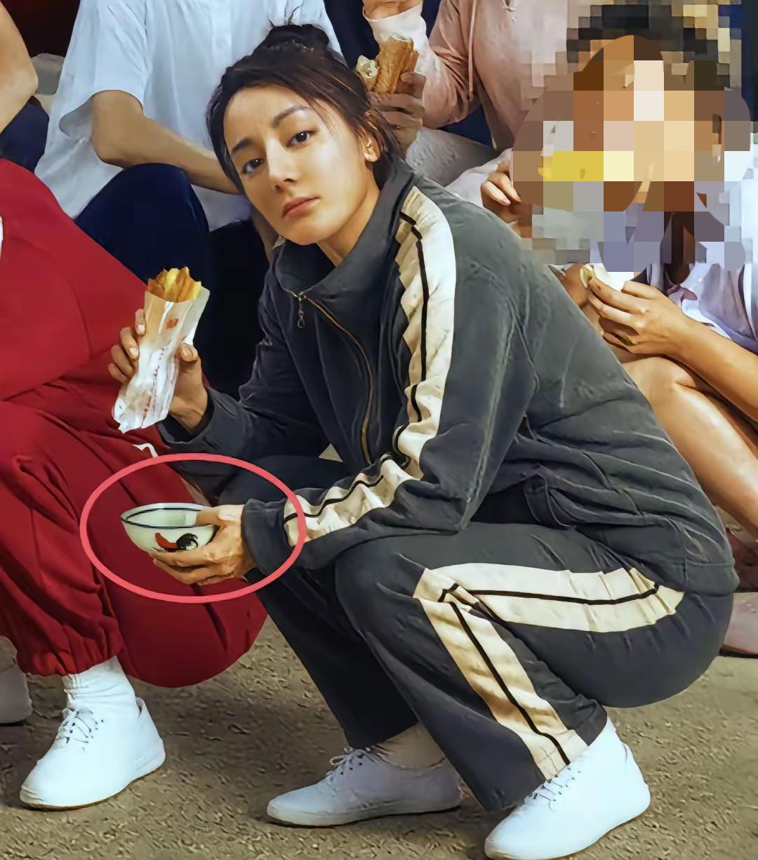 很少有人留意周星驰藏在影片里专属小执念，

大大小小作品只要有吃饭镜头，出镜的永