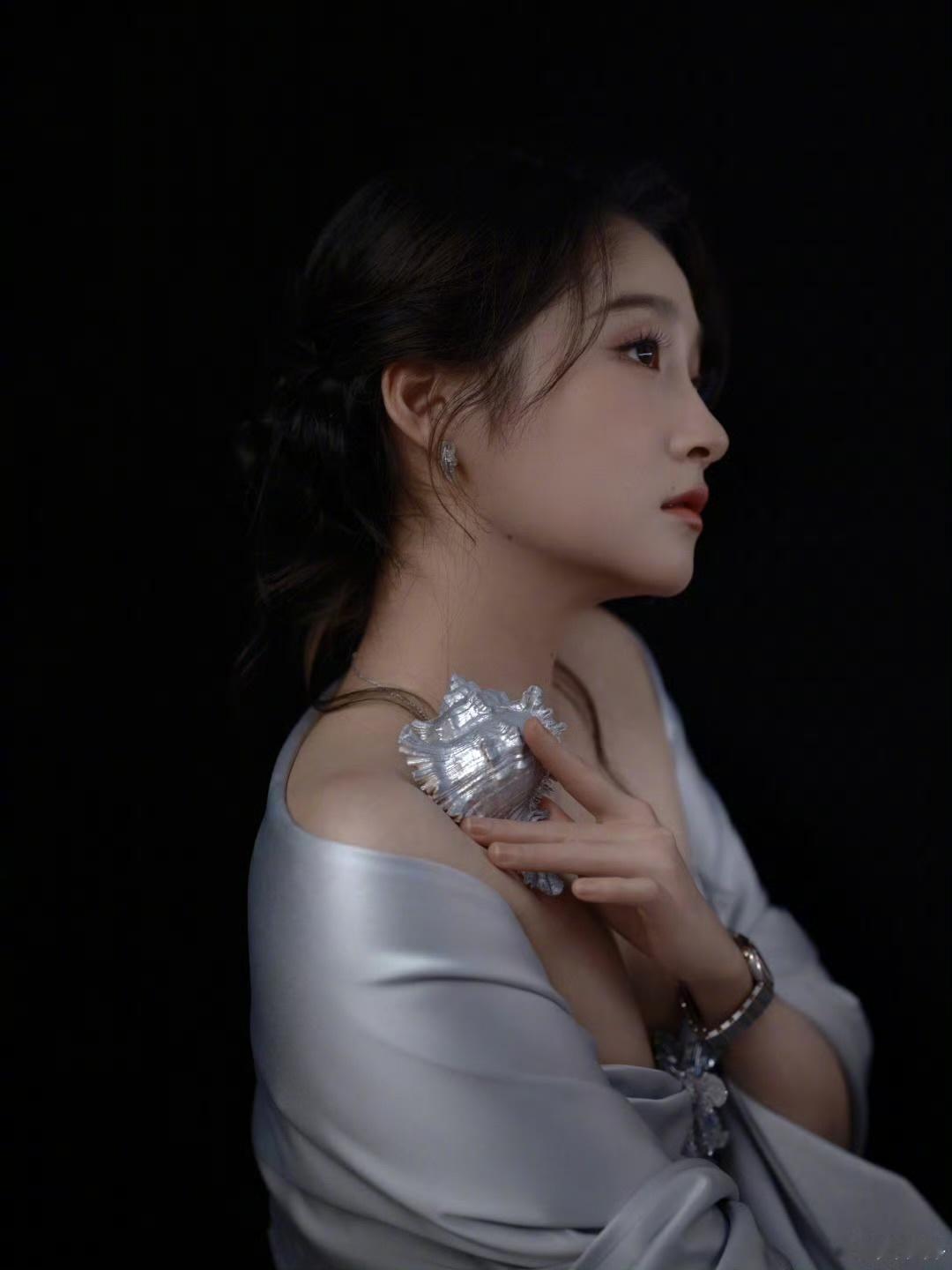 娱乐[超话]关晓彤王牌秀场见关晓彤王牌秀场look今晚的王牌造型好漂亮[憧憬][