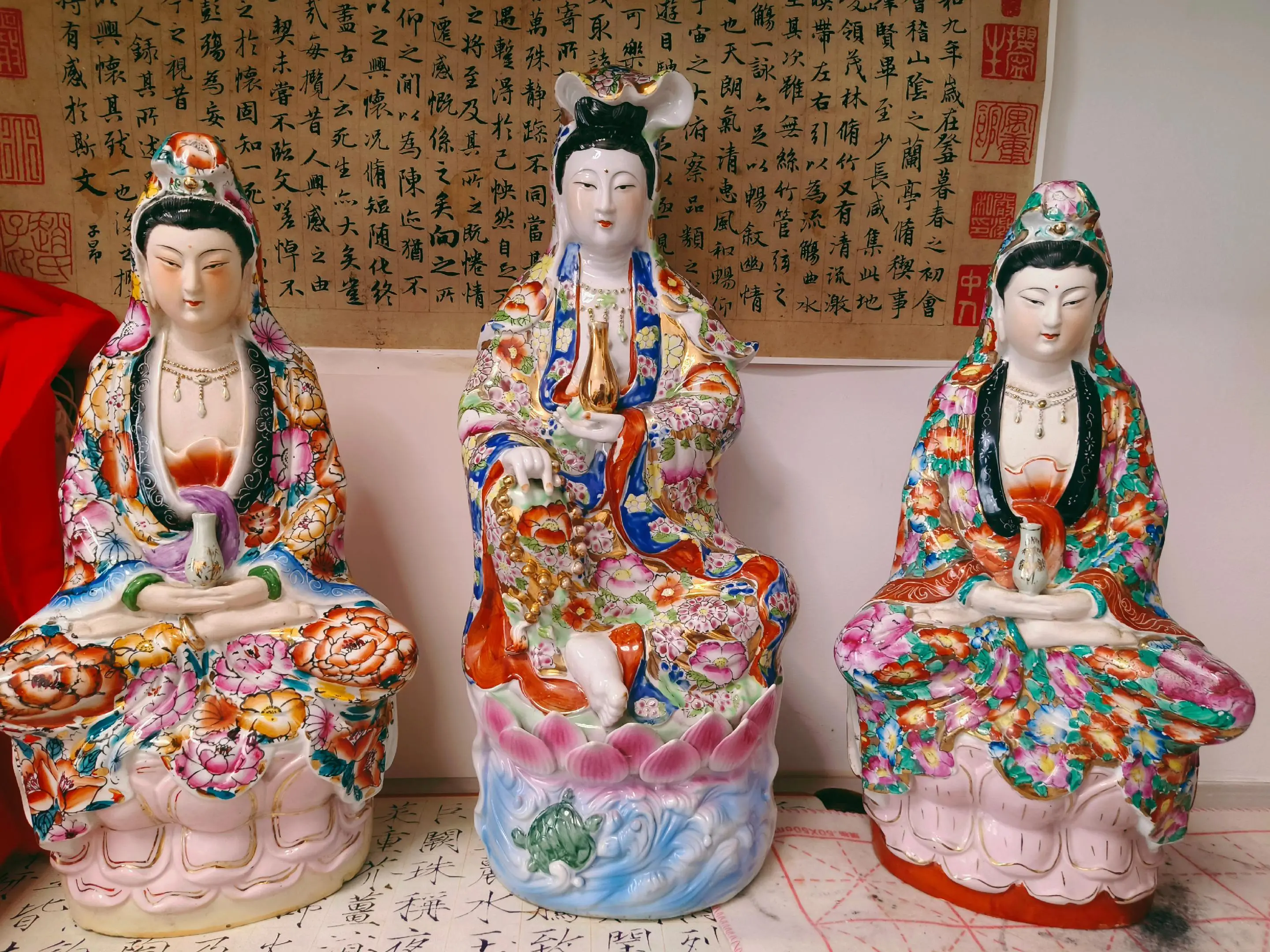 千花敷宝相，一瓣渡人间。
