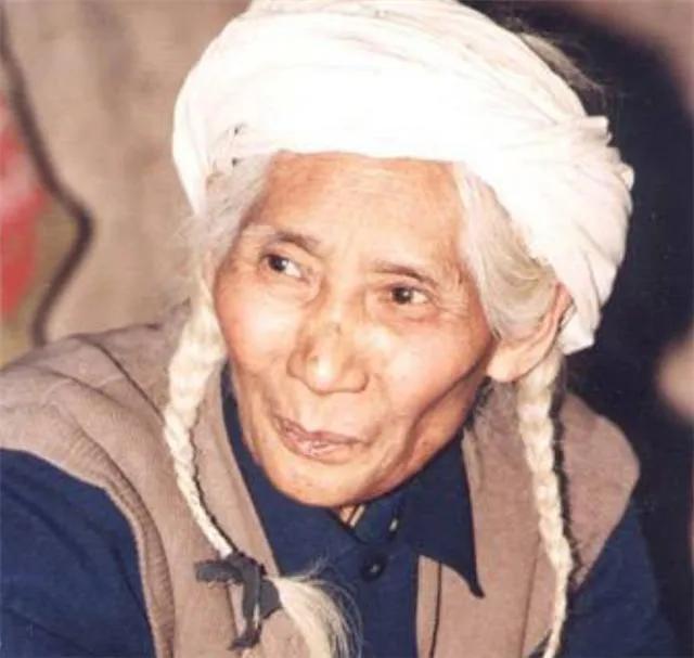 小白菜呀，地里黄呀；三两岁呀，没了娘呀。亲娘呀，亲娘呀！