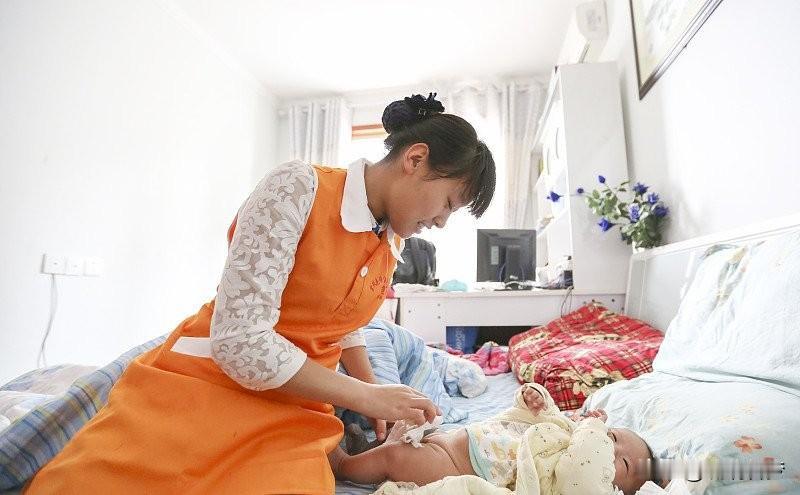 上周末去闺蜜家做客，她家1岁半的宝宝正安静地坐在餐椅上，面前摆着一个小平板，里面
